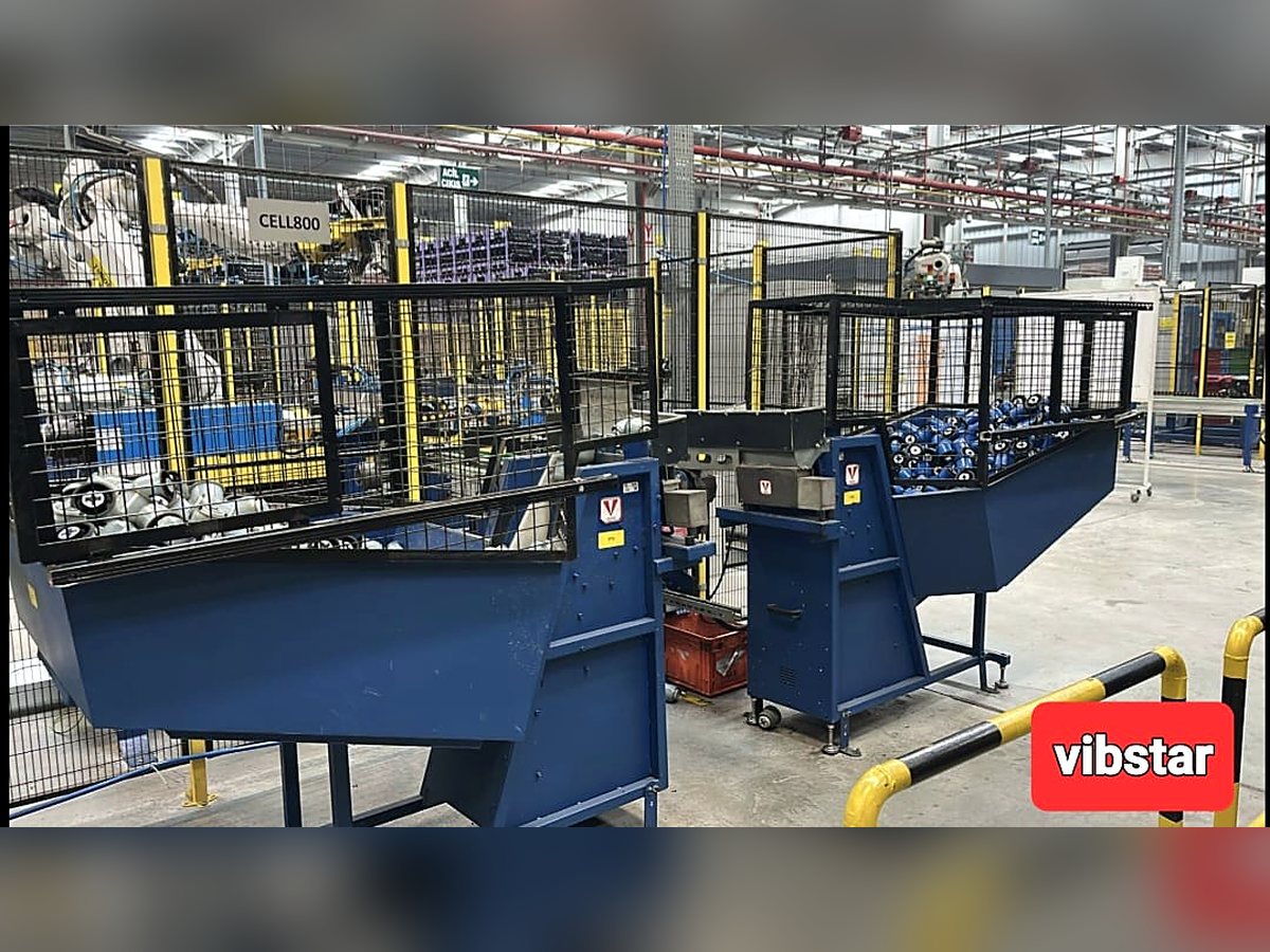 Hopper feeding system for robot cells